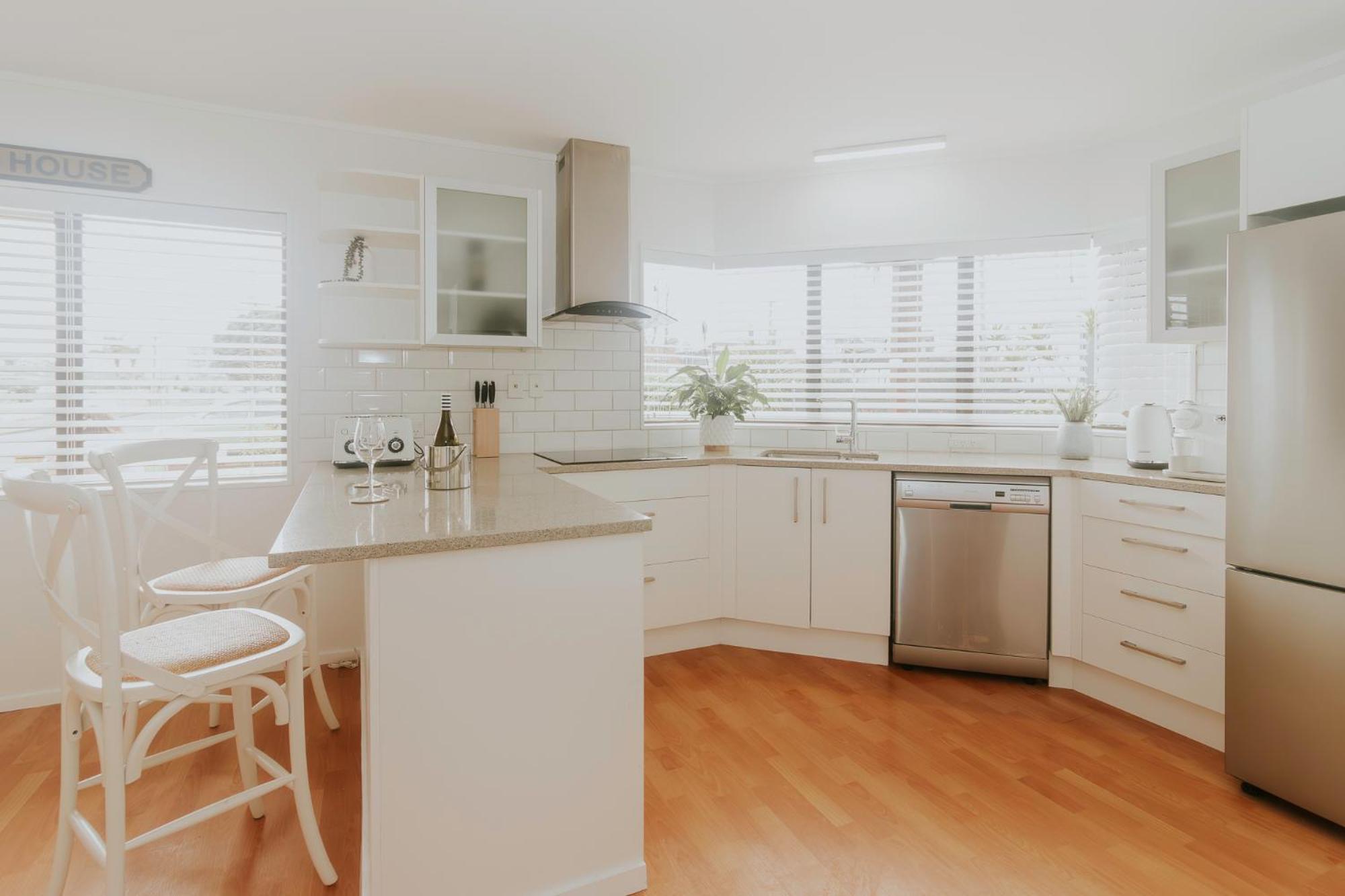 Salty Breeze Beach House Orewa Exterior photo